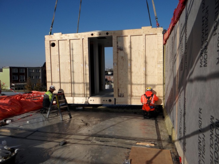 Woning module wordt gemonteerd Project Xylino Almere