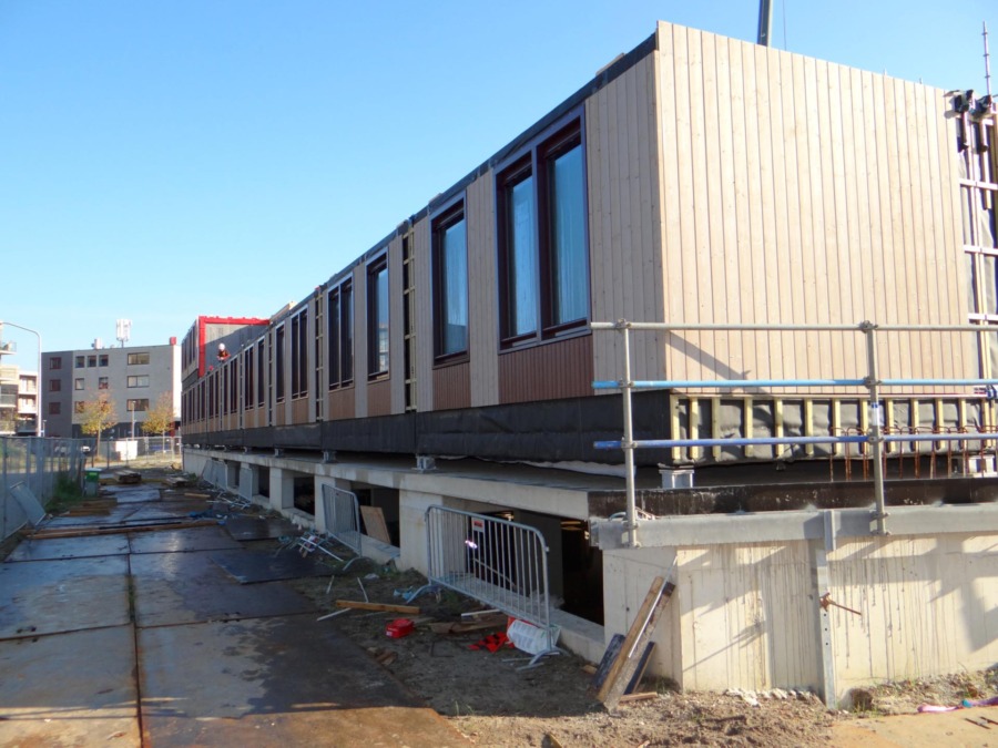 Een rij woning modules bij Project Xylino Almere
