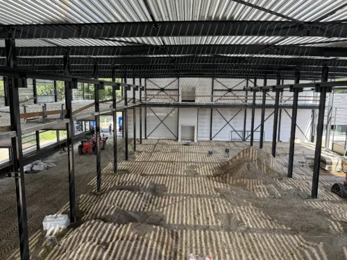Uitbreiding bedrijfshal Fenix Industries aan de Kleibultweg in Oldenzaal in aanbouw