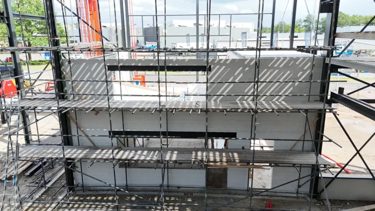 Uitbreiding bedrijfshal Fenix Industries aan de Kleibultweg in Oldenzaal in aanbouw