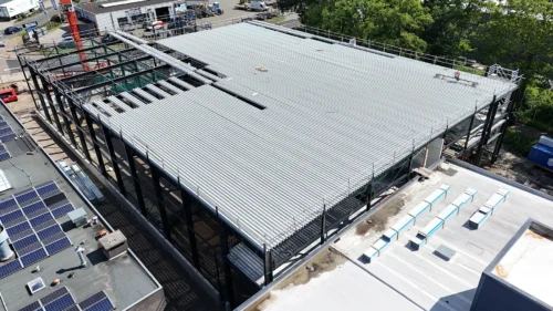 Uitbreiding bedrijfshal Fenix Industries aan de Kleibultweg in Oldenzaal in aanbouw