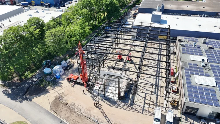 Bouwplaats uitbreiding 2150 m2 productiehal Fenix Industries Oldenzaal